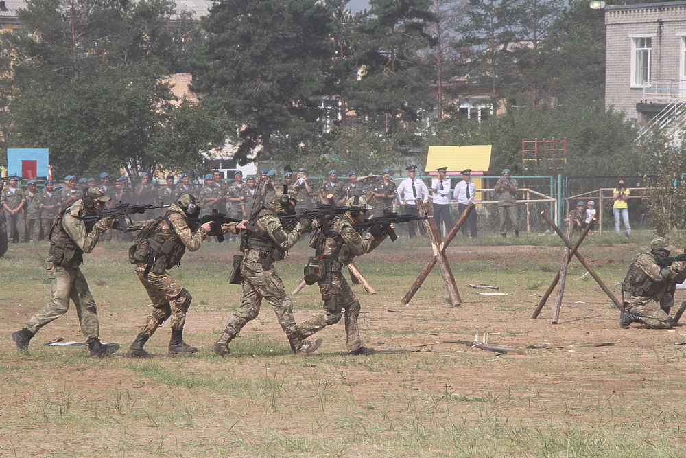 Trang bị của lữ đoàn lính dù Nga tương đối tốt, tuy nhiên không rõ vì sao đơn vị này không trưng các xe chiến đấu nhảy dù BMD mà thay vào đó lại là xe chiến đấu bộ binh BMP-2. Ảnh: Dagbaev Zorigto