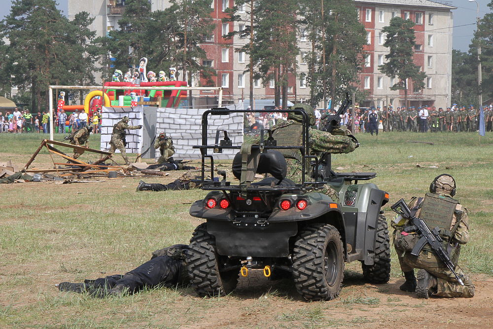 Mô tô 4 bánh cơ động của lính dù Nga. Ảnh: Dagbaev Zorigto