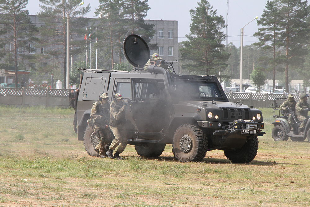 Các trang bị được đưa ra trong lễ kỷ niệm đều thuộc biên chế của Lữ đoàn lính dù 11. Ảnh: Dagbaev Zorigto