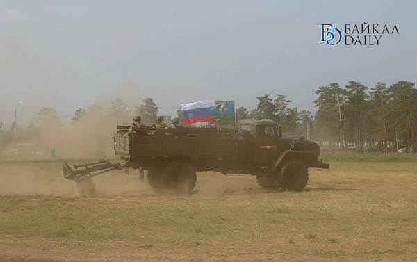 Một khẩu cối hạng nặng 120mm đang được xe tải kéo trên “thao trường”. Ảnh: Dagbaev Zorigto