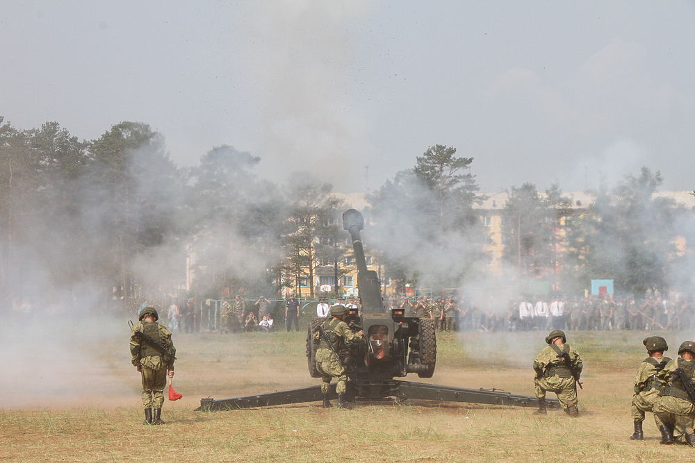 Lựu pháo D30 nã đạn ngay tại lễ kỷ niệm, tất nhiên những viên đạn không có đầu, chỉ mang lại âm thanh cho ngày đặc biệt của lính dù Nga. Ảnh: Dagbaev Zorigto