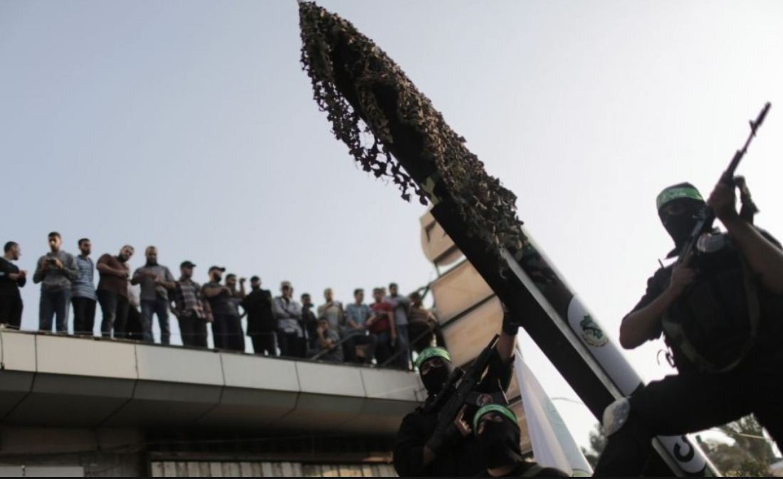 Đạn rocket Fajr M-75 nặng khoảng 915kg, dài 6,5m, trang bị đầu đạn nặng 175kg nổ phá mảnh hoặc kiểu bom chùm cho sức công phá rất mạnh mẽ. Nguồn ảnh: Military Edge