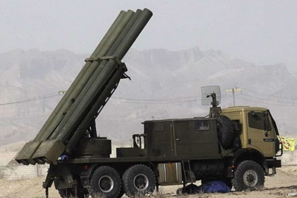 Nguyên bản hệ thống Fajr M-75 đặt trên bệ phóng 4 ống lắp phía sau thùng xe tải dân sự Mercedes Benz 2624 hoặc 2831. Dẫu vậy, khi cần có thể chúng vẫn được tháo rời bệ phóng để khai hỏa ngay trên mặt đất như kiểu pháo phản lực DKB trong chiến tranh Việt Nam. Nguồn ảnh: Military Edge