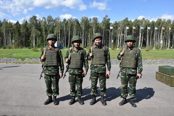Để vào được chung kết, các anh nuôi Quân đội Nhân dân Việt Nam vượt qua hai vòng thi đấu căng thẳng, quyết liệt với những đội mạnh tới từ châu Âu. Có một bất lợi ở cả hai vòng là vũ khí trong bài thi bắn súng khác hẳn với trang bị của ta trong nước và thi nấu ăn làm những món truyền thống châu Âu – khác biệt hẳn văn hóa ăn uống của ta. Thế mà, chúng ta đã làm nên điều kỳ tích! Nguồn ảnh: Báo QĐND