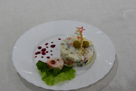 Kết quả ở nội dung thi nấu ăn thực đơn tự chọn, Việt Nam giành vị trí trí thứ nhì với 298 điểm. Trong ảnh, món Salad kem chua dự thi của Đội tuyển Bếp Dã chiến Việt Nam được trình bày đẹp đẹp. Nguồn ảnh: Báo QĐND