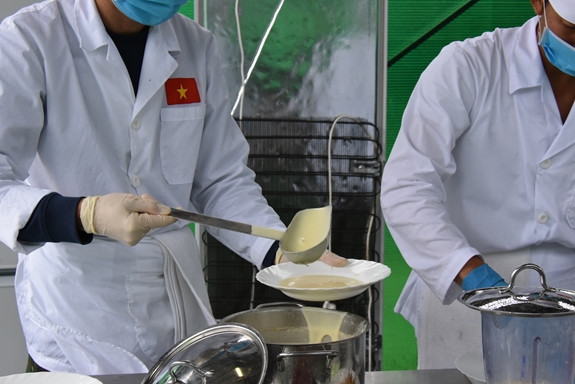 Về cơ bản, các quy định là giống với nội dung làm bánh, nhưng nấu ăn phải tuân thủ nhiều quy định hơn và các lỗi rất dễ mắc do quy trình chế biến phức tạp hơn. Chẳng hạn nước Kompot khi đun phải đến độ, không được để đục quá và nhất là khi phục vụ phải có độ mát lạnh phù hợp, không được ấm. Lỗi này nhiều đội thi trước rất hay mắc phải và bị trừ điểm một cách đáng tiếc. Nguồn ảnh: Báo QĐND