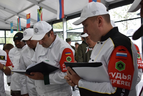 Tổng kết sau 2 vòng đấu, Đội tuyển Bếp Dã chiến Việt Nam xếp vị trí thứ 2 với 619 điểm, sau Đội tuyển Belarus đạt 665 điểm. Xếp sau đội tuyển Bếp Dã chiến Việt Nam là đội Uzbekistan giành 614 điểm. Belarus và Uzbekistan cùng với Đội tuyển Bếp Dã chiến Việt Nam sẽ cùng tranh tài với 4 đội ở vòng chung kết, bao gồm đội tuyển nước chủ nhà LB Nga. Nguồn ảnh: Báo QĐND