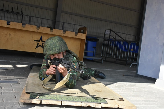 Trong phần thi bắn súng, các anh nuôi Việt Nam gặp một thử thách là phải thi đấu bằng súng trường tiến công AK-74 – loại súng mà quân đội ta chưa được trang bị. Nguồn ảnh: Báo QĐND