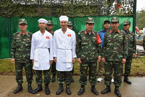 Tổng kết sau 2 vòng đấu, Đội tuyển Bếp Dã chiến Việt Nam xếp vị trí thứ 2 với 619 điểm, sau Đội tuyển Belarus đạt 665 điểm. Xếp sau đội tuyển Bếp Dã chiến Việt Nam là đội Uzbekistan giành 614 điểm. Belarus và Uzbekistan cùng với Đội tuyển Bếp Dã chiến Việt Nam sẽ cùng tranh tài với 4 đội ở vòng chung kết, bao gồm đội tuyển nước chủ nhà LB Nga. Nguồn ảnh: Báo QĐND