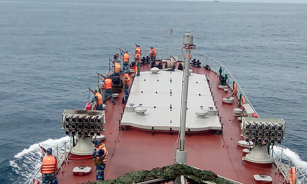 Ngoài ra, tàu đổ bộ há mồm của Hải quân Việt Nam còn được trang bị mốt số loại vũ khí tự về và chi viện cho hải quân đánh bộ trong các chiến dịch đổ bộ đánh chiếm bờ biển, đảo. Cụ thể gồm 2 bệ pháo phòng không (CIWS) AK-230 và 2 bệ pháo phản lực phóng loạt WM-18A với 180 viên đạn. Ảnh: Báo Hải quân