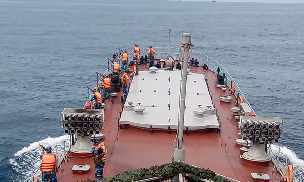 Ngoài ra, tàu đổ bộ há mồm của Hải quân Việt Nam còn được trang bị mốt số loại vũ khí tự về và chi viện cho hải quân đánh bộ trong các chiến dịch đổ bộ đánh chiếm bờ biển, đảo. Cụ thể gồm 2 bệ pháo phòng không (CIWS) AK-230 và 2 bệ pháo phản lực phóng loạt WM-18A với 180 viên đạn. Ảnh: Báo Hải quân