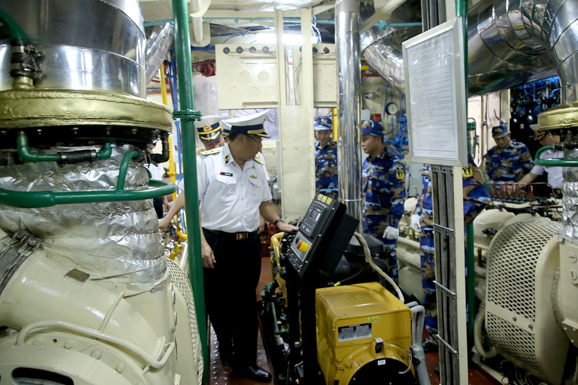 Còn đây là buồng máy tàu đổ bộ 511, rất khó tìm một “dấu ấn thời gian” trên con tàu. Quả thật, phải nói rằng thật đáng khâm phục khả năng “giữ tốt dùng bền” của Hải quân Nhân dân Việt Nam. Ảnh: Báo Hải quân