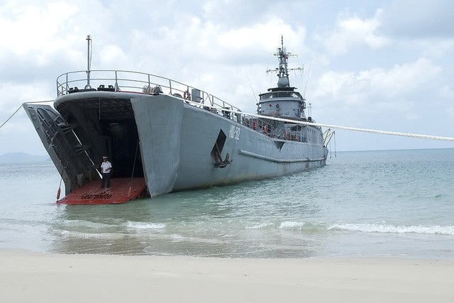 Ngoài 511, Lữ đoàn vận tải biển 125 hiện còn biên chế 2 tàu cùng loại mang số hiệu 512 và 513 được chuyển giao cùng vào năm 1980. Theo Russianship, cả 3 tàu đều do nhà máy Stocznia Polnocna (Ba Lan) chế tạo theo thiết kế lớp tàu đổ bộ hạng trung Đề án 771A của Liên Xô. Ảnh: Báo Hải quân