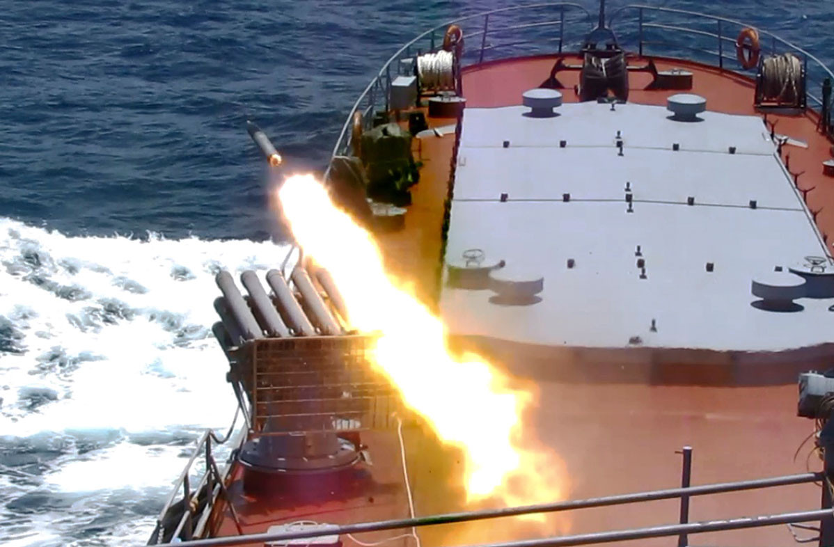 Pháo phản lực trang bị các viên đạn nổ phá mảnh M-14OF cỡ 140mm, dài 1,1m, mang lượng thuốc nổ nặng 4kg với tầm bắn từ 600 tới 9.810m. Ảnh: Báo Hải quân