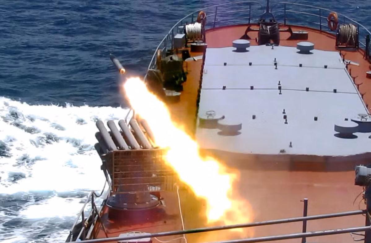 Pháo phản lực trang bị các viên đạn nổ phá mảnh M-14OF cỡ 140mm, dài 1,1m, mang lượng thuốc nổ nặng 4kg với tầm bắn từ 600 tới 9.810m. Ảnh: Báo Hải quân