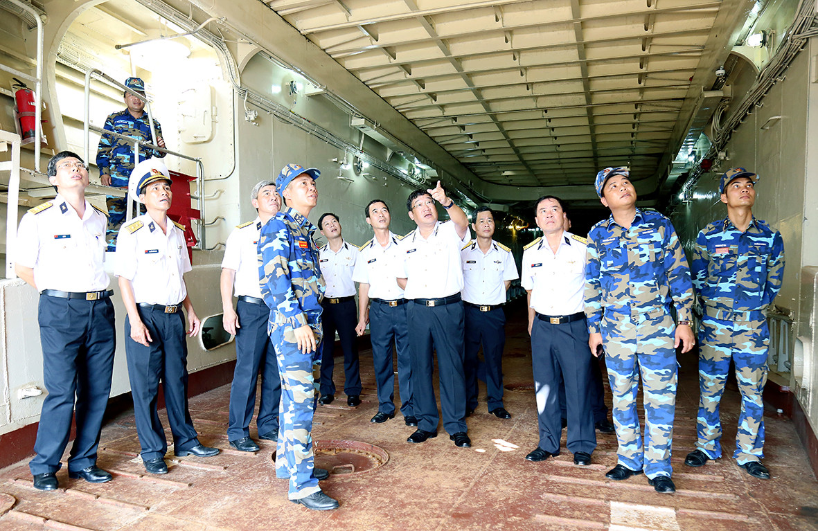 Theo nhà thiết kế, sức chở của tàu đổ bộ lên tới 6 xe tăng T-54 hoặc PT-76 hoặc thiết giáp BTR-60 và 204 bộ đội hải quân đánh bộ. Hoặc có thể tùy chọn chở 3 xe lội nước ATS-1 và 204 lính hoặc 10 xe vận tải Zis-151 và cũng bằng ấy lính. Trong ảnh, Phó Đô đốc Phạm Hoài Nam thăm khoang hầm chiến xa - là nơi chứa xe tăng, xe thiết giáp. Ảnh: Báo Hải quân