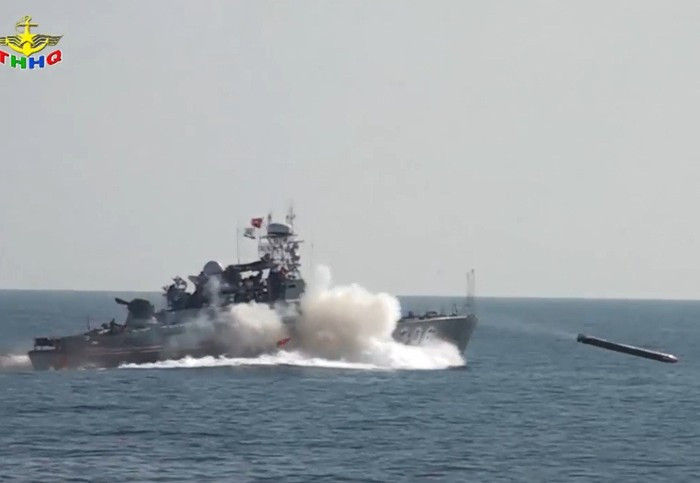 Kể từ khi được thành lập năm 1955, Hải quân Nhân dân Việt Nam chủ yếu sử dụng các hệ thống ngư lôi chống hạm tàu mặt nước, tàu ngầm chuẩn Liên Xô, chủ yếu gồm hai cỡ: 400mm (trên các tàu săn ngầm Petya) và 533mm (trên hầu hết các tàu phóng lôi, tàu săn ngầm và cả tàu hộ vệ Gepard 3.9). Trong ảnh, tàu phóng lôi của hải quân ta phóng ngư lôi 533mm. Truyền hình Hải quân