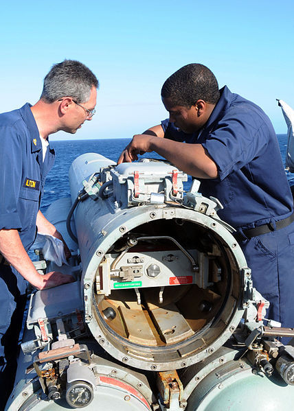 Các ống phóng được thiết kế để chống thời tiết, môi trường nước biển khắc nghiệt, độ bào mòn cao, có khả năng lưu trữ ngư lôi trong thời gian dài nhưng điều này chỉ thực tế với việc phải bảo dưỡng thường xuyên. Nguồn ảnh: Wikipedia