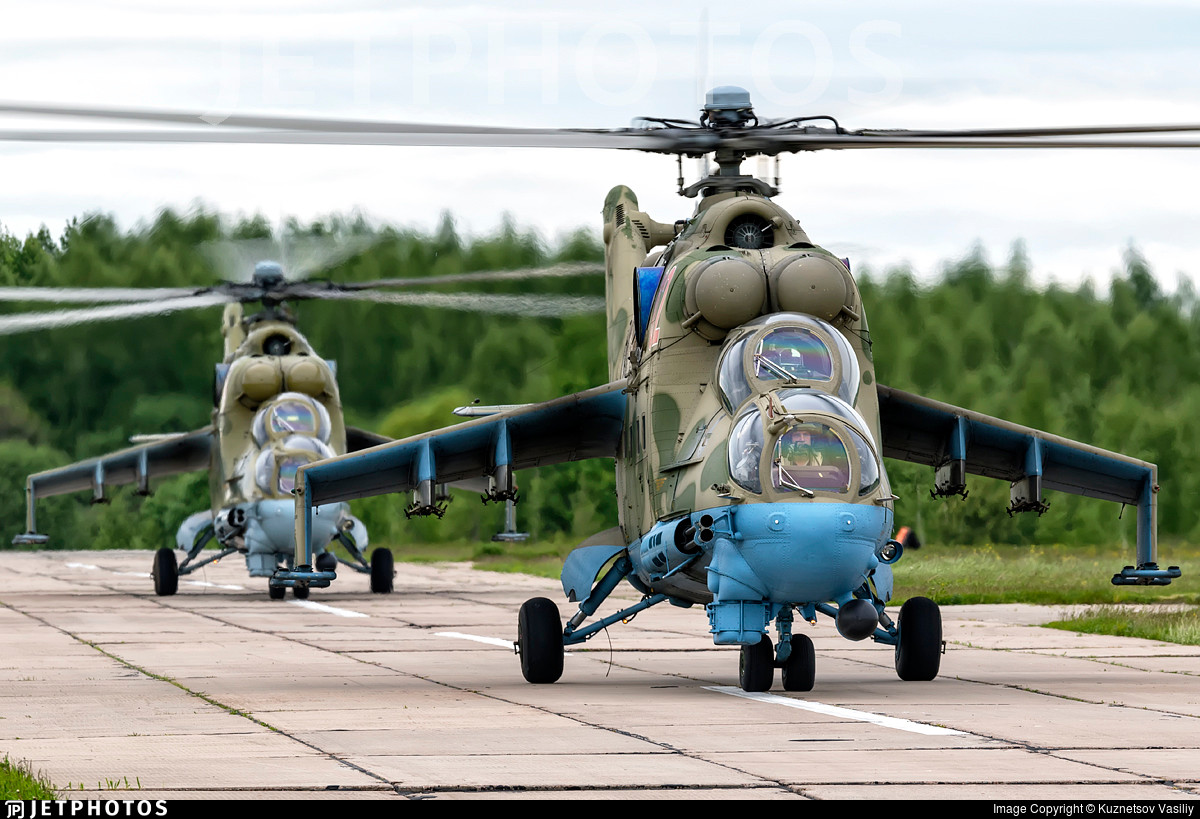 Mi-24 là dòng trực thăng tấn công huyền thoại do Liên Xô sản xuất từ năm 1969 đến nay (Nga tiếp quản), được thiết kế cho vai trò chống tăng, yểm trợ hỏa lực tầm gần. Đáng chú ý, dù thiết kế hoàn toàn cho vai trò chiến đấu nhưng Mi-24 là trực thăng vũ trang duy nhất vẫn có thể chở được thêm một tiểu đội binh sĩ, trong khi AH-1 Cobra hay AH-64 Apache của Mỹ không có tính năng này. Ảnh: Jetphotos