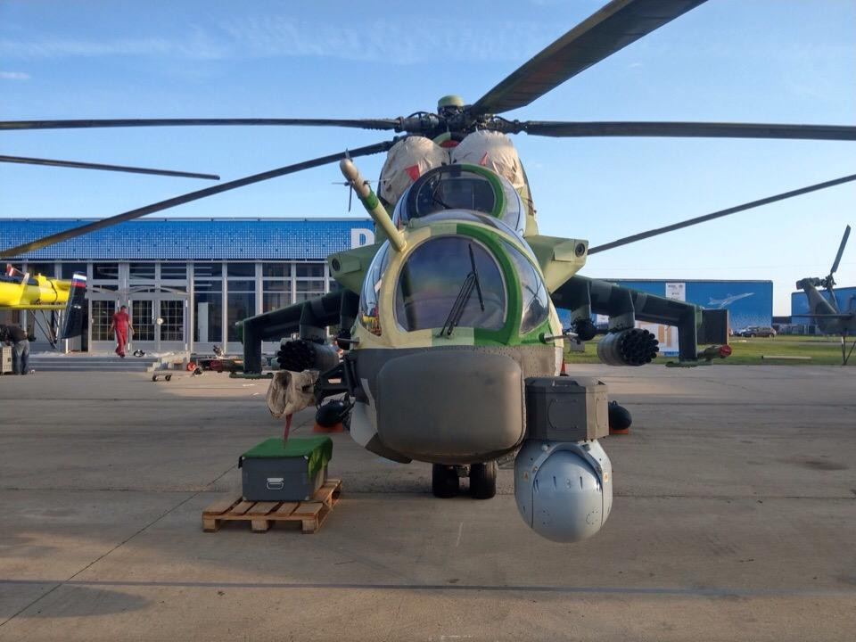 "Trực thăng Mi-24P nâng cấp hệ thống điều hướng và chỉ thị mục tiêu thống nhất, hệ thống trinh sát quang - điện tử nhắm mục tiêu, hệ thống radar mạng pha (tùy chọn lắp đặt), hệ thống lái tự động, hệ thống phòng vệ và hệ thông cung cấp điện nay mới. Dù tích hợp khí tài mới nhưng trọng lượng rỗng của trực thăng giảm được thêm 430kg", Rostec cho hay. Ảnh: Mi-24P-1M tại MAKS-2019 với khí tài mới bổ sung ở mũi. Ảnh: Twitter