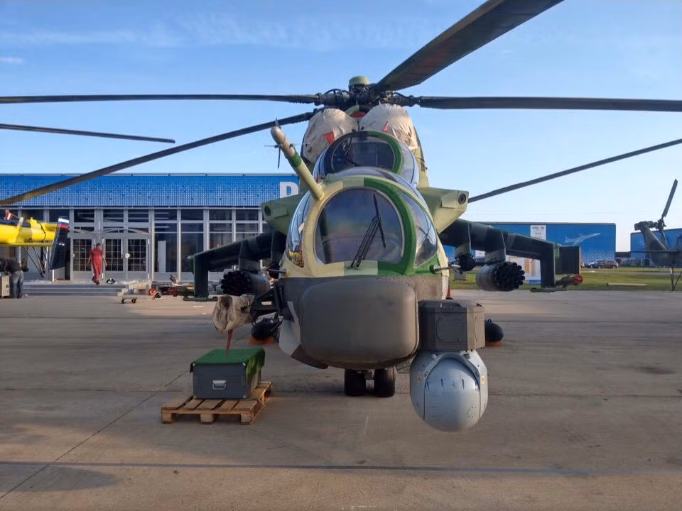 "Trực thăng Mi-24P nâng cấp hệ thống điều hướng và chỉ thị mục tiêu thống nhất, hệ thống trinh sát quang - điện tử nhắm mục tiêu, hệ thống radar mạng pha (tùy chọn lắp đặt), hệ thống lái tự động, hệ thống phòng vệ và hệ thông cung cấp điện nay mới. Dù tích hợp khí tài mới nhưng trọng lượng rỗng của trực thăng giảm được thêm 430kg", Rostec cho hay. Ảnh: Mi-24P-1M tại MAKS-2019 với khí tài mới bổ sung ở mũi. Ảnh: Twitter