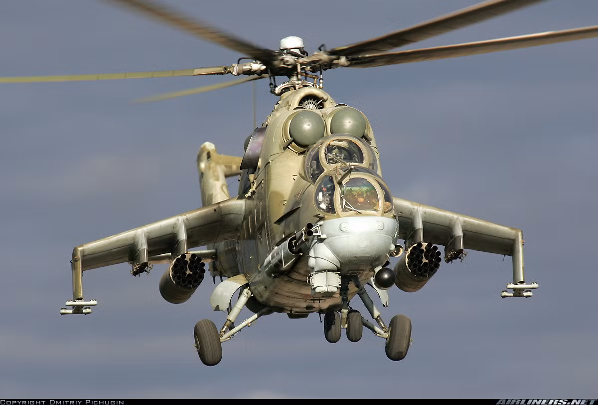 Hỏa lực các đời trực thăng Mi-24 đều rất mạnh và càng ngày càng mạnh hơn. Đầu tiên về khẩu pháo ở đầu mũi, thế hệ đầu sử dụng khẩu 12,7mm 4 nòng Yak-B, tới đời Mi-24P trang bị khẩu GSh-30K 2 nòng cỡ 30mm, đời Mi-24VP và Mi-24VM trang bị khẩu GSh-23L 2 nòng 23mm. Ảnh: Airliners.net