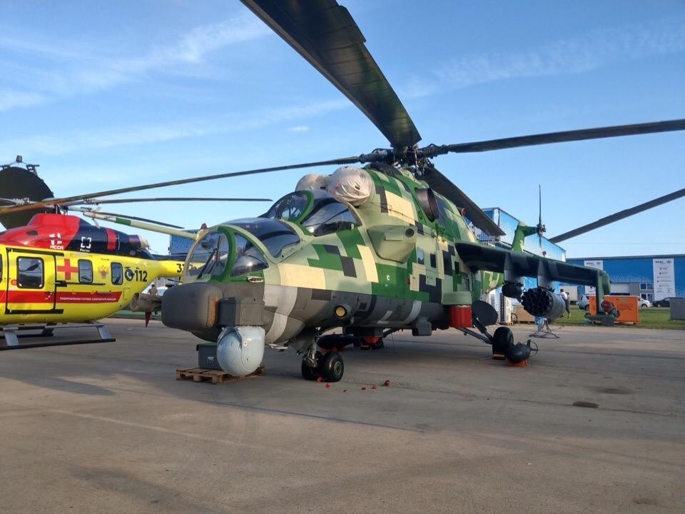"Phiên bản mới Mi-24P-1M là sản phẩm hợp tác chặt chẽ giữa Công ty Trực thăng Nga với công ty công nghệ vô tuyến điện tử (KRET). Chiếc trực thăng tấn công Mi-24 có các thông số kỹ thuật và chiến đấu tốt hơn, khiến nó hấp dẫn hơn", ông Anatoly Serdyukov - Giám đốc cụm công nghiệp hàng không Rostec cho hay. Ảnh: Twitter