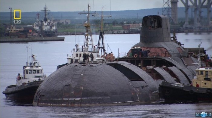 Dmitriy Donskoy là tàu ngầm đầu tiên thuộc Đề án 941 (NATO gọi là Typhoon) - lớp tàu ngầm hạt nhân lớn nhất trong lịch sử thế giới. Dẫu vậy, đáng ngạc nhiên, dù là chiếc tàu già nua nhất thuộc đề án 941 - 38 năm tuổi, nhưng Dmitriy Donskoy lại được chọn "ở lại hải quân", trong khi 5 tàu chị em của nó đều bị loại biên chế, 3 trong số đó đã bị bán sắt vụn. Nguồn ảnh: Wikipedia