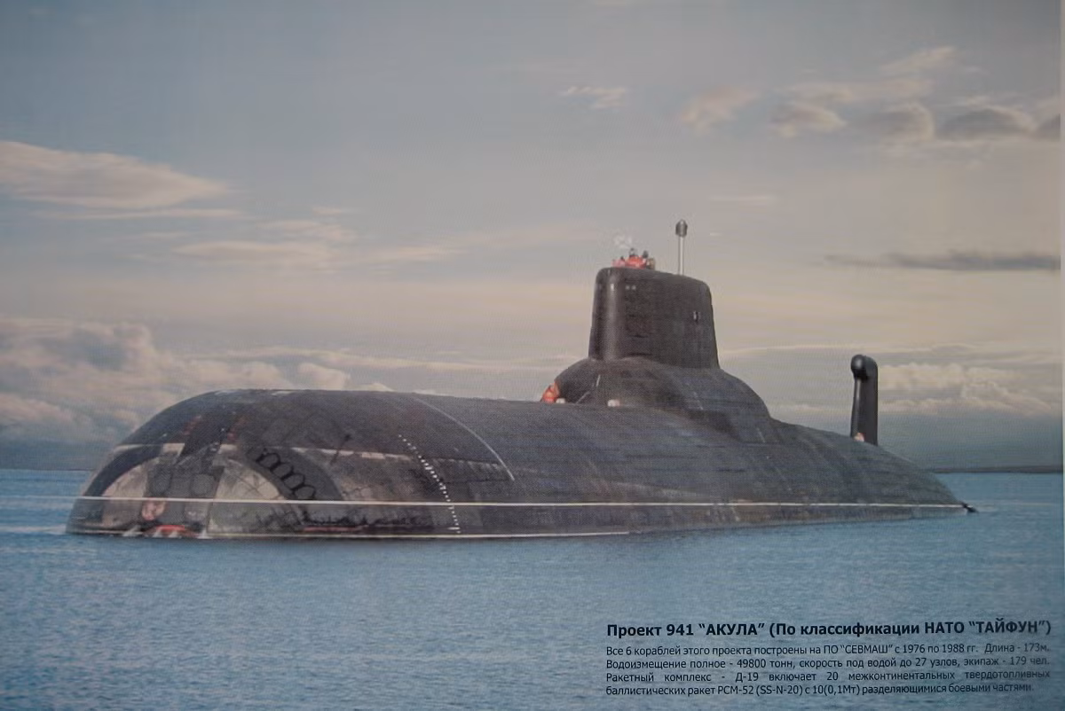 Nhờ đó, Hải quân Nga vẫn giữ kỷ lục là lực lượng sở hữu tàu ngầm to nhất trong lịch sử thế giới. Lượng giãn nước khi lặn 48.000 tấn của Typhoon to ngang ngửa tàu sân bay hạng trung trên thế giới hiện nay. Nguồn ảnh: Wikipedia