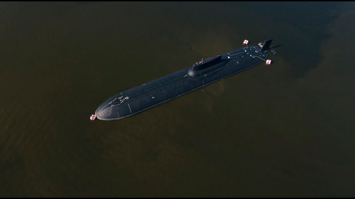 Để vận hành Typhoon cần tới thủy thủ đoàn 160 người. Con tàu trang bị hai lò phản ứng hạt nhân 190MW/chiếc OK-650 và 2 động cơ tuabin khí cùng hai chân vịt. Nguồn ảnh: Wikipedia