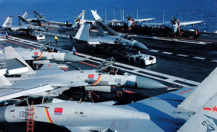Cũng theo vị chuyên gia này, trong một trận chiến truyền thống ước tính cần khoảng 40 máy bay tiêm kích - hạm để chiếm - giữ ưu thế trên không. Cho nên, Liêu Ninh với 24 J-15 là không đủ, việc Type 001A chở được 36 chiếc sẽ mở rộng đáng kể khả năng chiến đấu. Nguồn ảnh: THX