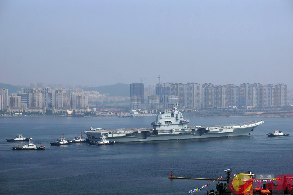 Thông tin này đã được Đài truyền hình TW Trung Quốc (CCTV) tiết lộ trong một phóng sự hôm 13/8. Theo đó, tàu sân bay thứ hai của Hải quân Trung Quốc hiện được kí hiệu là Type 001A có thể chở ít nhất 36 "chim sắt" J-15, nhiều hơn 50% so với tàu sân bay Liêu Ninh (CV-16) được cải tạo từ hàng không mẫu hạm cũ của Liên Xô. Nguồn ảnh: wenwweipo