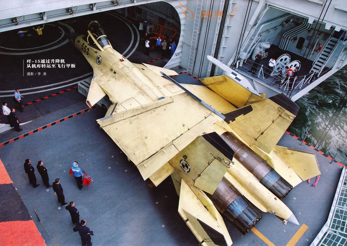 Ngoài 36 tiêm kích hạm J-15, Type 001A có thể chở theo một số loại máy bay khác. Theo một số nguồn tin chưa chính thức, Type 001A chở thêm được 6 máy bay trực thăng vận tải - săn ngầm Z-18 và 2 trực thăng đa năng hạng trung Z-9. Nguồn ảnh: Sina