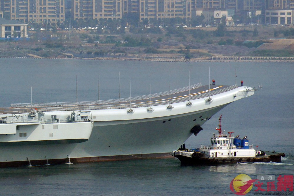 Tuy nhiên, việc sử dụng boong phóng kiểu nhảy cầu hạn chế tải trọng vũ khí tối đa mà J-15 có thể mang – 8 tấn. Bởi thực tế, để cất cánh bằng boong phóng này, máy bay chỉ có thể cất cánh khi mang trọng lượng trung bình – không được phép tải tối đa nhiên liệu và vũ khí. Ước tính, tải trọng vũ khí J-15 khi cất cánh trên tàu sân bay chỉ là khoảng 2-4 tấn. Nguồn ảnh: wenwweipo