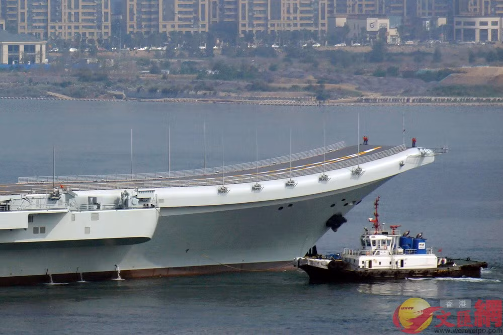 Tuy nhiên, việc sử dụng boong phóng kiểu nhảy cầu hạn chế tải trọng vũ khí tối đa mà J-15 có thể mang – 8 tấn. Bởi thực tế, để cất cánh bằng boong phóng này, máy bay chỉ có thể cất cánh khi mang trọng lượng trung bình – không được phép tải tối đa nhiên liệu và vũ khí. Ước tính, tải trọng vũ khí J-15 khi cất cánh trên tàu sân bay chỉ là khoảng 2-4 tấn. Nguồn ảnh: wenwweipo