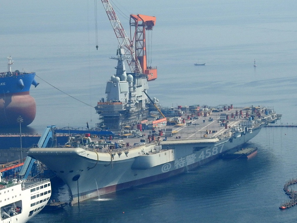 Thiết kế của Type 001A nhìn bề ngoài không khác tàu sân bay Liêu Ninh do Liên Xô đóng với boong phóng kiểu nhảy cầu. Tuy nhiên, phần thượng tầng của con tàu đượ cho là có sự đổi mới hoàn toàn theo hướng hiện đại. Nguồn ảnh: Wikipedia