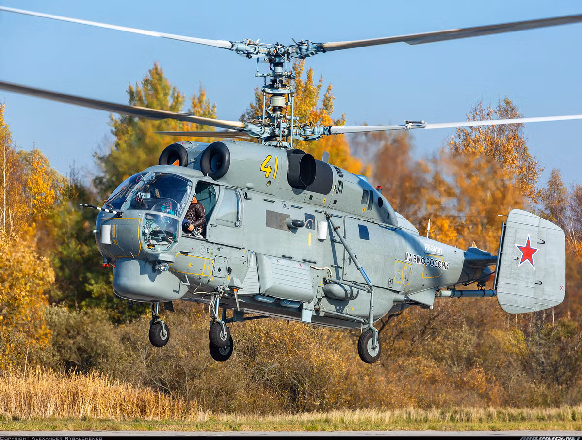 “Ưu thế” lớn nhất của Ka-27 so với các máy bay phương Tây chủ yếu là kết cấu cánh quạt đồng trục vô cùng độc đáo của nó tăng khả năng bay biển, an toàn, tin cậy trong mọi điều kiện thời tiết xấu nhất. Nguồn ảnh: Airliners.net