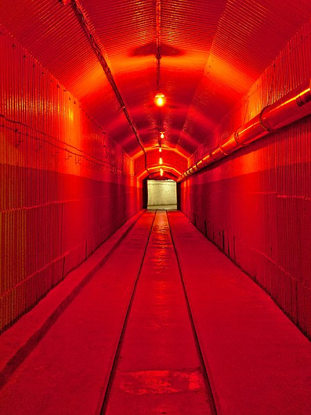 Theo các tài liệu được giải mã sau này, căn cứ tàu ngầm "Object 825 GTS có tổng diện tích khoảng 9.600m2, trong đó tổng diện tích mặt nước là 5.200m2 với hệ thống "kênh rạch" khổng lồ nằm sâu bên trong. Nguồn ảnh: Wikipedia