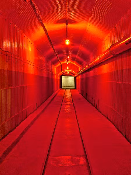 Theo các tài liệu được giải mã sau này, căn cứ tàu ngầm "Object 825 GTS có tổng diện tích khoảng 9.600m2, trong đó tổng diện tích mặt nước là 5.200m2 với hệ thống "kênh rạch" khổng lồ nằm sâu bên trong. Nguồn ảnh: Wikipedia