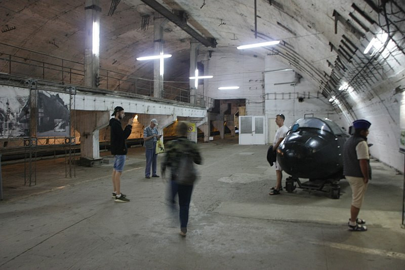 Các tài liệu giải mật cho hay, sở dĩ nhà lãnh đạo Stalin chọn vịnh này làm căn cứ vì địa thế rất khó có thể bị phát hiện từ các tàu trinh sát đối phương hay máy bay trinh sát nhờ lối vào nhỏ, quanh co phức tạp và nhất là nằm gần căn cứ Hạm đội biển Đen ở Sevastopol. Nguồn ảnh: Wikipedia