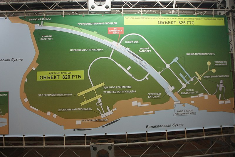 Phần kênh nước trung tâm của căn cứ dài tới 602m, có thể chứa 7 tàu ngầm hoặc tối đa 14 tàu ngầm nhiều lớp trong tất cả các kênh. Kênh nước có độ sâu 8m, chiều rộng dao động từ 12 đến 22m. Nguồn ảnh: Wikipedia