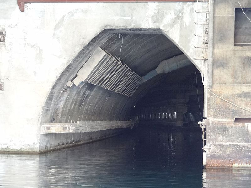 Toàn bộ căn cứ này được thiết kế và xây dựng sau chiến tranh thế giới thứ 2 ở vịnh Balaklava, bán đảo Crimea. Theo các tài liệu lịch sử, công trình bắt đầu được khởi động từ năm 1953 tới 1961, ước tính 120 nghìn tấn đã được phá rỡ khỏi núi Tavros trong quá trình xây dựng căn cứ. Nguồn ảnh: Wikipedia