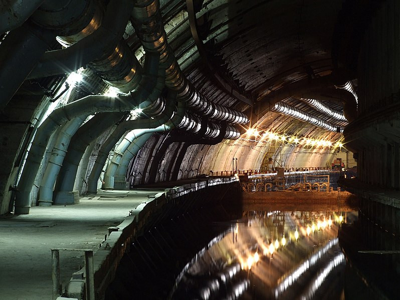 Sau khi Liên Xô sụp đổ, Crimea thuộc về Ukraine, năm 1993 toàn bộ căn cứ ngừng hoạt động. Từ đây những bí mật về nó bắt đầu được biết tới rộng rãi. Tuy nhiên, cũng phải tới tháng 6/2013, khi căn cứ được chuyển thành "Tổ hợp bảo tàng hải quân Balaklava" thì người dân mới bắt đầu được tiếp cận chúng một cách thoải mái. Nguồn ảnh: Wikipedia