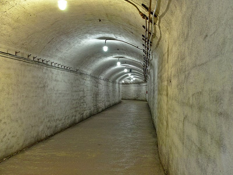 Trong ảnh, đặc trưng của các căn cứ tàu ngầm hay căn cứ quân sự nằm sâu trong lòng núi với những dãy hành lang sâu hun hút, dài như vô tận. Nguồn ảnh: Wikipedia