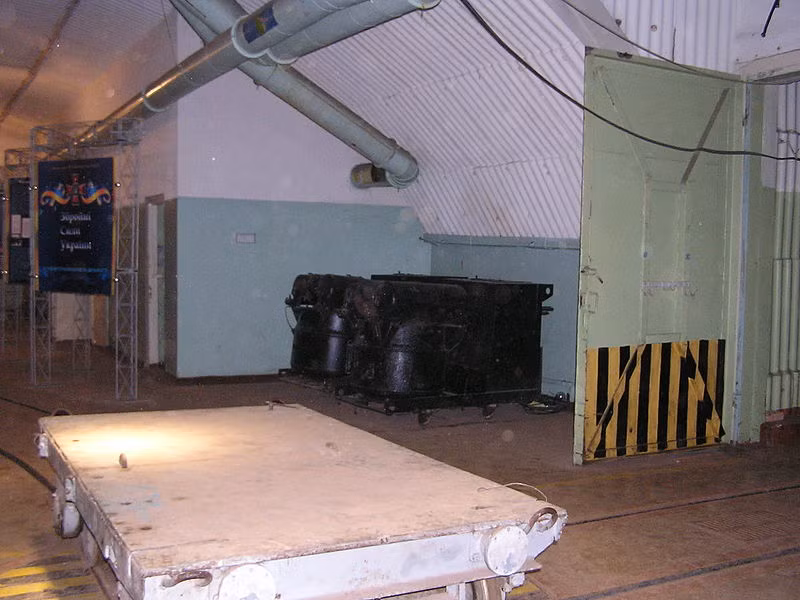 Nơi đây khi được xây dựng là với mục đích cất giữ, sửa chữa và duy trì các tàu ngầm Đề án 613 và 633 thời bấy giờ. Sau có thể mở rộng duy trì các tàu ngầm khác của Liên Xô. Nguồn ảnh: Wikipedia