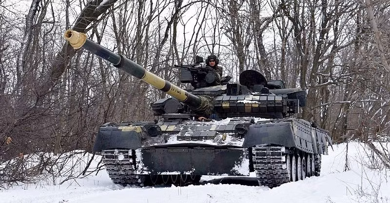 Nhìn chung, so với T-90A/M hay T-72B3, T-80 dù đã cũ nhưng cơ bản vẫn đáp ứng tốt khả năng chiến đấu trước các dòng tăng phương Tây như Leopard 2A6, Challenger II, M1 Abrams. Cho nên, trong bối cảnh cần hiện đại hóa lực lượng xe tăng ở khu vực trọng yếu thì T-80 vẫn là giải pháp hợp lý. Nguồn ảnh: Wikipedia