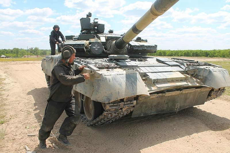 Đáng chú ý, trong quá khứ Nga từng cố gắng chào bán 150 chiếc T-80B cho Việt Nam nhưng không thành. Gần đây nhất, Campuchia bày tỏ sự quan tâm tới T-80 trong chuyến thăm tới sư đoàn cận vệ số 4 bảo vệ Moscow. Tuy vậy, vẫn chưa có lời hứa hẹn nào được đưa ra. Nguồn ảnh: Wikipedia