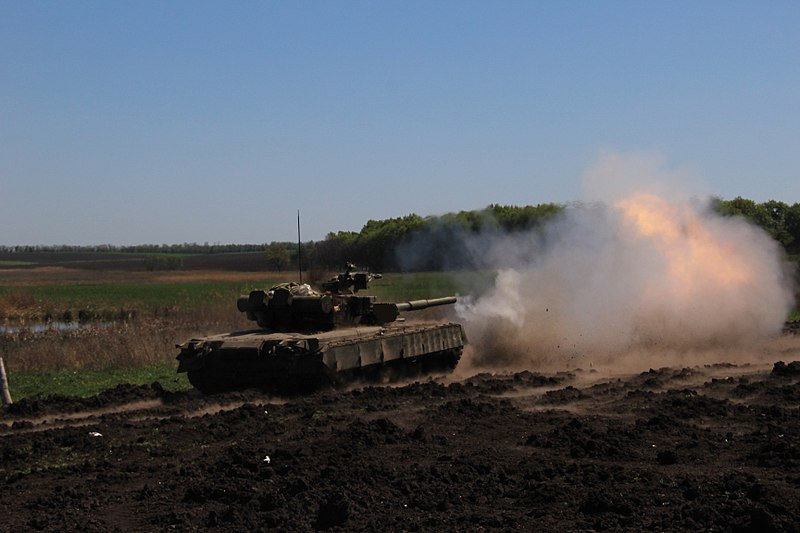 Không thấy nhắc thấy hạng mục động cơ thì xem ra T-80BV mới vẫn phải dùng động cơ tuốc bin khí "uống xăng như uống nước" SG-1000 cùng hộp số sàn 5 cấp. Tốc độ đạt được rất cao 70km/h nhưng dự trữ hành trình thấp 300-400km. Nguồn ảnh: Wikipedia