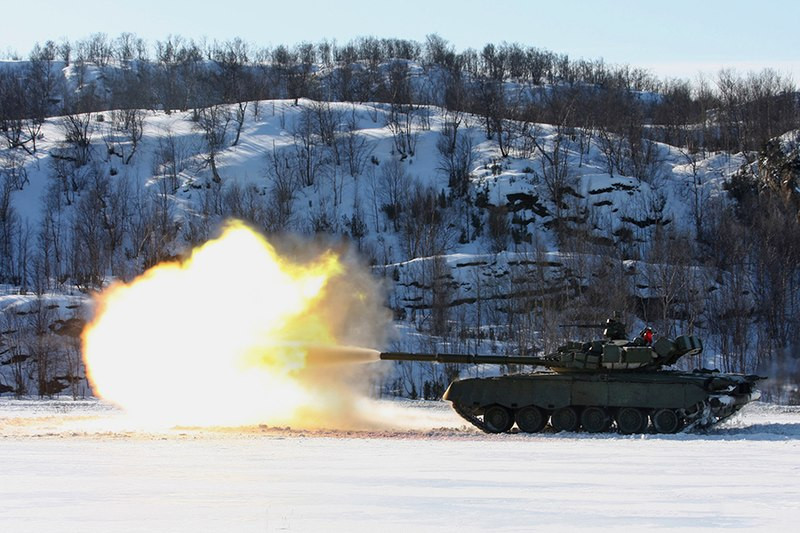 Việc nâng cấp hệ thống điều khiển hỏa lực gồm kính ngắm và ổn định pháo chính cho phép khả năng chiến đấu của T-80BV mới được cải thiện đáng kể. Có thể dự đoán nó sẽ khai hỏa một cách chính xác cao nhất kể cả khi phải di chuyển nhanh… Nguồn ảnh: Wikipedia