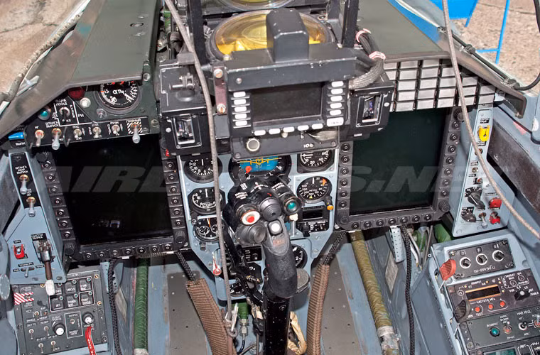 Buồng lái MiG-29SMT được hiện đại hóa với đặc điểm rõ nhất là xuất hiện của 2 màn hình màu LCD 6x8in hiển thị thông tin tình trạng bay, vũ khí… Nguồn ảnh: Airliners.net